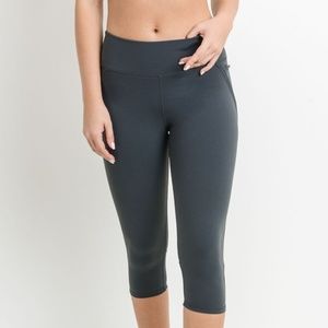 NWT! Mono B Evergreen Pine Capri Leggings